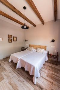 代米耶尔Casa Rural Las Caleras的一间卧室配有一张带白色床单的大床