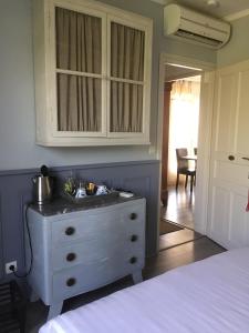 马赛勒克洛斯杜雅酒店的一间卧室,配有梳妆台和锅顶