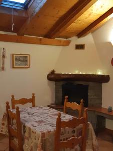 拉马格德莱伊内Casetta con camino的一间带桌子和壁炉的用餐室