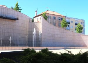 瓜尔达COLD CITY HOUSE的建筑前的挡墙,有喷泉
