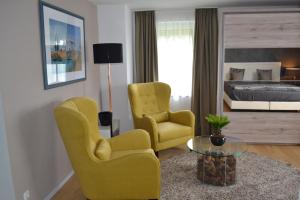 锡默拉特Waldstudio Comfort的客厅配有2把黄色椅子和1张床