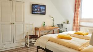 亚琛可尼格3号酒店的一间卧室配有两张床、一张桌子和一张书桌