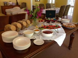 卡尔斯Glen Isla House Bed & Breakfast Phillip Island的桌上放有盘子和碗的食物