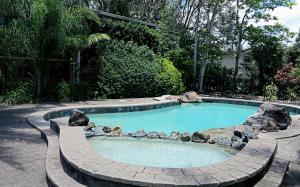 努萨维尔努萨别墅酒店的周围拥有岩石的游泳池