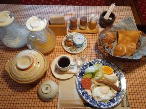 白马村林住宿加早餐旅馆的一张桌子,上面放着一盘早餐食品和咖啡