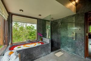 帕洋安阿塔斯阿旺别墅酒店的一间带大窗户和浴缸的浴室