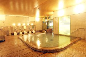 宫岛宫岛诚酒店的大型客房,浴室的地板上设有一个游泳池
