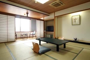 宫岛宫岛诚酒店的客厅配有乒乓球桌