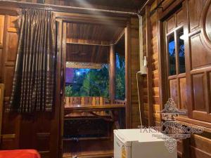Ban Nong LupTaksila Resort ฏักร์ศิลารีสอร์ท的一间位于木屋内的客房,设有窗户