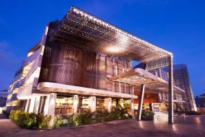 库塔巴厘岛库塔日落路温德姆华美达酒店的一座晚上有灯的建筑