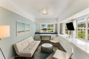 迈阿密海滩企鹅酒店的客厅配有沙发和桌子