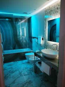 维琴察坎普玛泽欧酒店的蓝色的浴室设有两个盥洗盆和一个卫生间