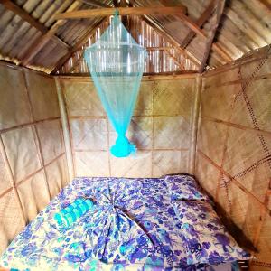 爱妮岛Banana Grove El Nido的一间设有蓝色漏斗床的房间
