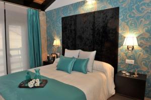 乌塞罗El Balcon Del Cañon的一间卧室,配有一张带鲜花托盘的床