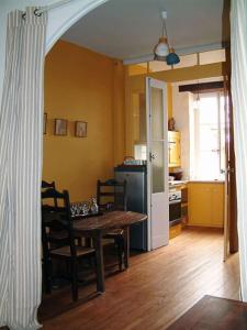 拉沙里泰Gîte de la Galerie du Pont的厨房配有桌椅和冰箱。