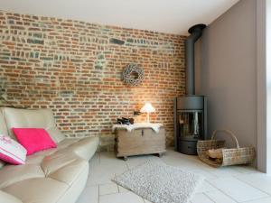 马尔什昂法梅讷Magnificent character cottage with hot tub的带沙发和砖墙的客厅