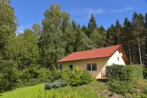 苏尔Bungalow am Waldesrand/ Haus Konrad的红色屋顶的黄色小房子