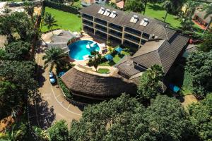 坎帕拉海豚套房酒店的享有带游泳池的别墅的顶部景致