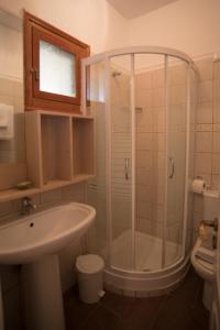 ChortátaT'Aloni的带淋浴和盥洗盆的浴室