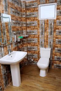 亭可马里WoodyCrest的浴室配有白色水槽和卫生间。