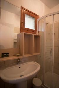 ChortátaT'Aloni的一间带水槽和淋浴的浴室