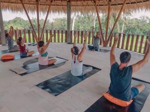 海神庙Coco Verde Bali Resort的一群参加瑜伽课程的人