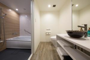 京都Shizutetsu Hotel Prezio Kyoto Shijo的一间带水槽、浴缸和卫生间的浴室