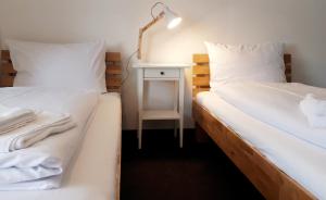 文尼希森卡林贝格霍夫酒店的两张睡床彼此相邻,位于一个房间里