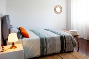 OyaCanido, Vigo, Rias Baixas的一间卧室配有一张床和一张带台灯的桌子