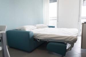 米兰Politecnico Chique Apartment的一张医院床位,房间配有两把蓝色椅子
