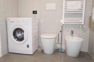 米兰Politecnico Chique Apartment的一间带洗衣机和卫生间的浴室