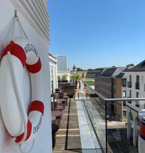 卡尔斯鲁厄埃姆马克特酒店的阳台的墙上配有古柯可乐毛巾