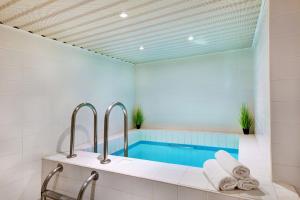派尔努派尔努酒店的浴室设有2个水龙头的游泳池