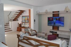 因巴塞Paraiso Praia de Imbassai - Ykutiba S-001 - Duplex frente mar的带沙发和电视的客厅