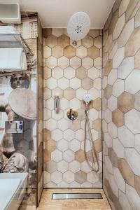 拉辛Falenty Biznes i Wypoczynek的一间带淋浴的浴室,配有瓷砖墙壁