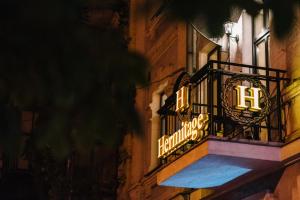 基辅Nordian Classic in Kyiv的夜间建筑物一侧的标志