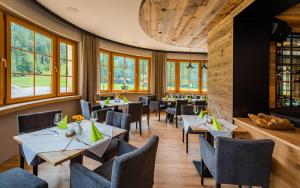 Rohr im GebirgeGasthof Furtner的餐厅设有桌椅和窗户。