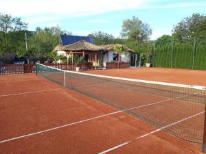 Penzion Pod Hradem内部或周边的网球和/或壁球设施