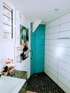 Saint-Gilles-les HautsChalet "BIENVENUE NOUT KAZ"的浴室设有蓝色瓷砖淋浴。