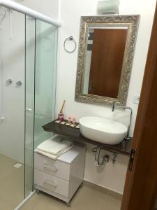 特雷齐蒂利亚斯Hospedagem da Escultora的一间带水槽和镜子的浴室