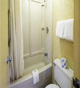 默夫里斯伯勒Americas Best Value Inn & Suites in Murfreesboro的带浴缸、卫生间和淋浴的浴室。
