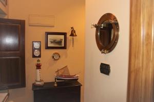 拉斯特雷斯Cau la mar的墙上有镜子的房间和梳妆台