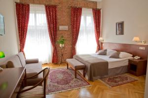 克拉科夫波兰酒店的一间卧室配有一张床和一个沙发