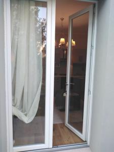 拉文纳Casa Francesca的一道带窗帘窗户的敞开门