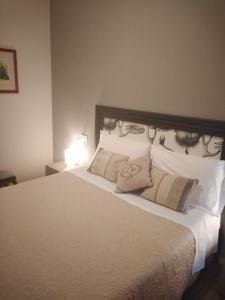 拉文纳Casa Francesca的卧室配有带白色枕头的大床