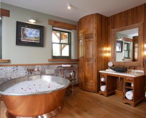 斯坦利黑马比米什酒店的带浴缸和盥洗盆的大浴室