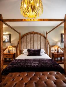 斯坦利黑马比米什酒店的一间卧室配有一张大床和一个吊灯。