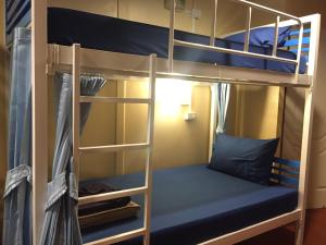 通萨拉安雅旅舍的带双层床的客房中的一张双层床