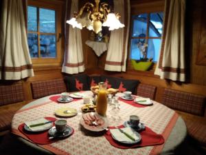 约赫贝格Talhof的一张带红白桌布的餐桌
