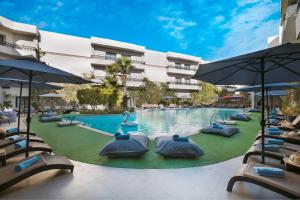 马拉喀什凯克精品酒店&Spa的游泳池,带椅子和遮阳伞